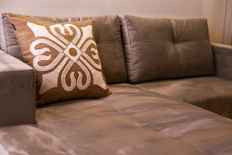 Cozy Living Room Ideas: Creating Warmth on a Budget